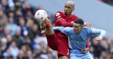 Liverpool's Fabinho (L) vies with City's Phil Foden in a Premier League match, Manchester, England, April 10, 2022. (AP Photo)