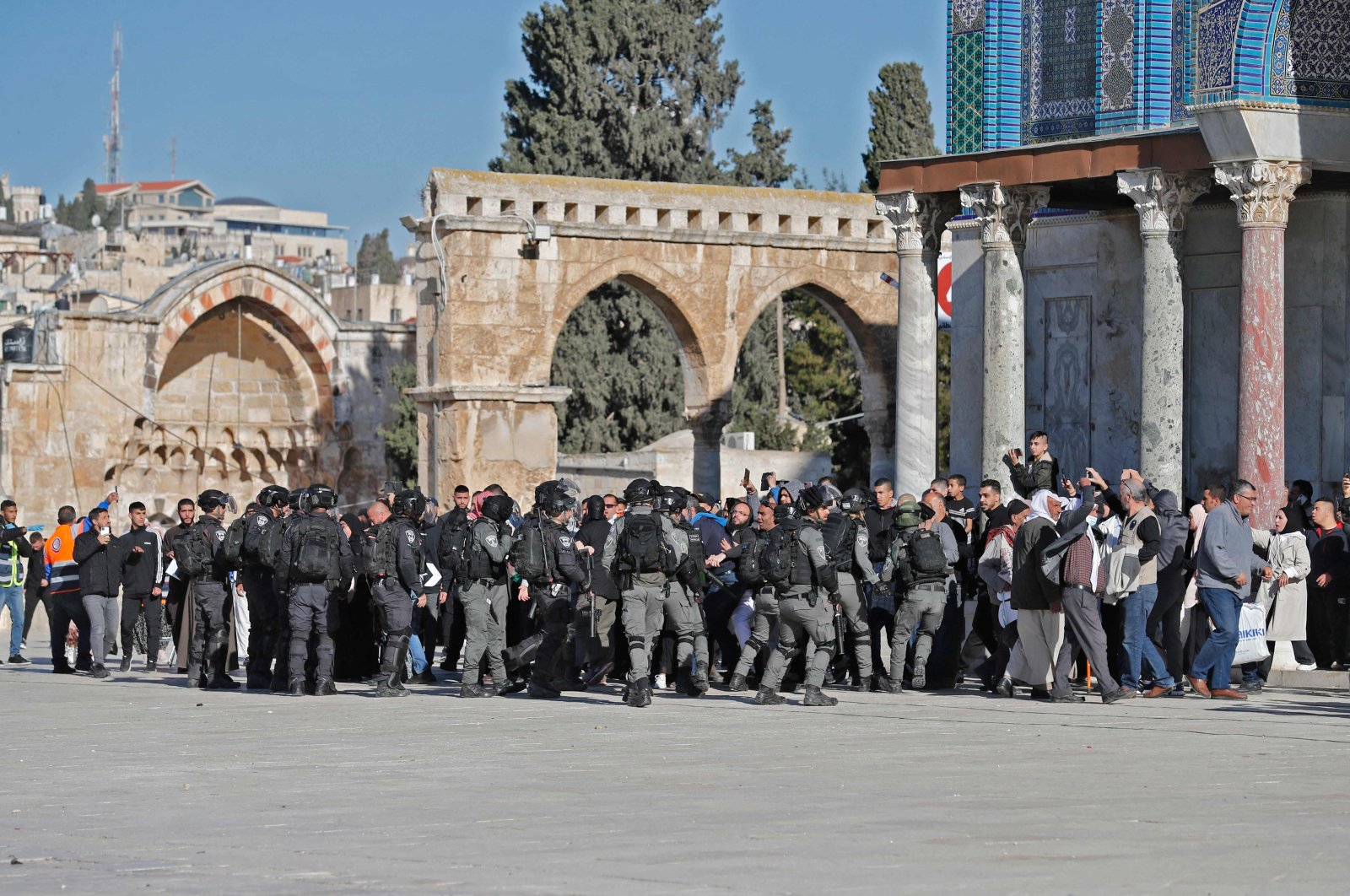Palestinians are kept at bay by Israeli police at Jerusalem&#039;s Al-Aqsa Mosque compound, April 15, 2022. (AFP Photo)