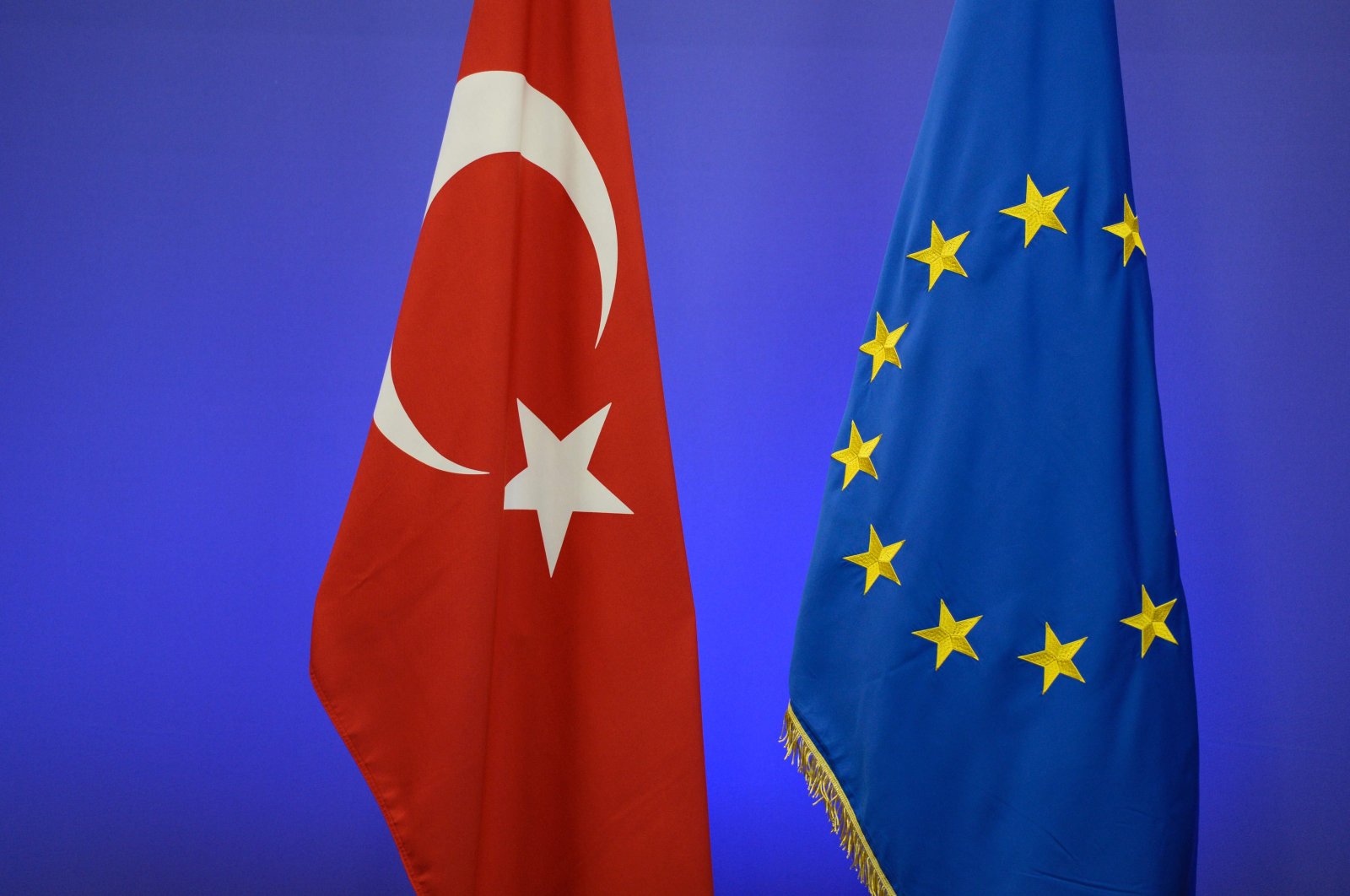 This file photo taken on Nov. 29, 2015, shows the Turkish national flag (L) and the EU flag ahead of a summit on relations between the European Union and Turkey on managing the migration crisis, in Brussels, Belgium. (AFP File Photo)