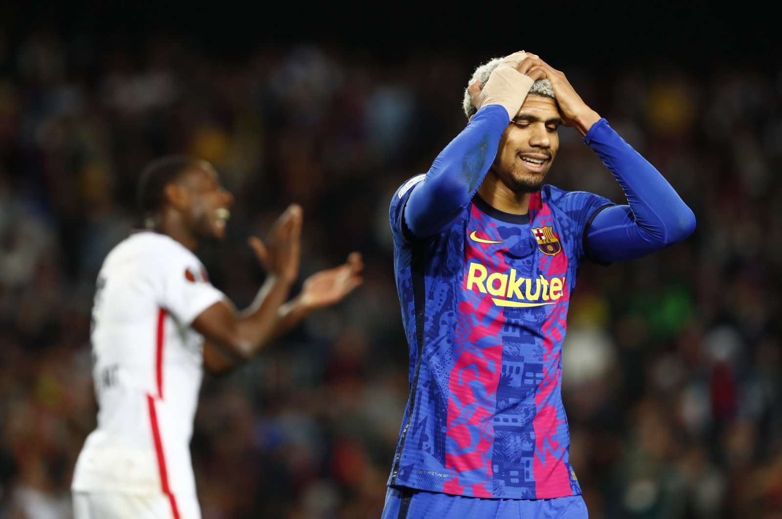 Barcelona&#039;s Ronald Araujo reacts during the Europa League quarterfinal second-leg match against Eintracht Frankfurt, Barcelona, Spain, April 14, 2022. (AP Photo)