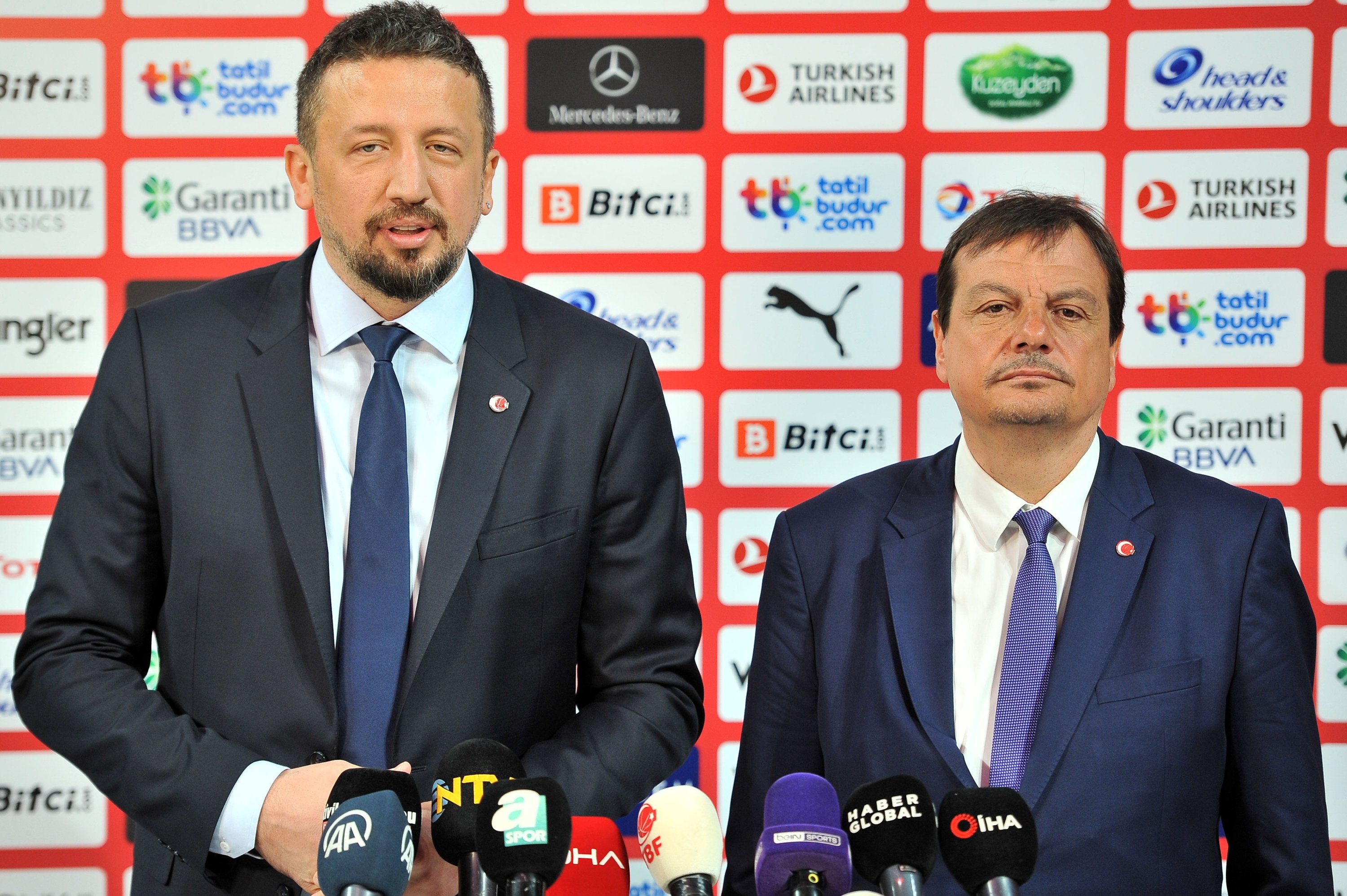 Ketua Federasi Bola Basket Turki (TBF) Hidayet Türkoğlu (kiri) dan pelatih baru Ergin Ataman berbicara dalam konferensi pers di Istanbul, Turki, 16 April 2022. (Foto IHA)