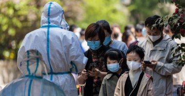 People line up for COVID-19 tests in a residential community under lockdown in Shanghai, China, April 16, 2022. (EPA Photo)