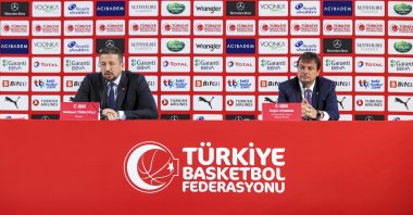 Turkish Basketball Federation (TBF) Chairperson Hidayet Türkoğlu (L) and newly-appointed coach Ergin Ataman speak during a press conference in Istanbul, Turkey, April 16, 2022. (AA Photo)