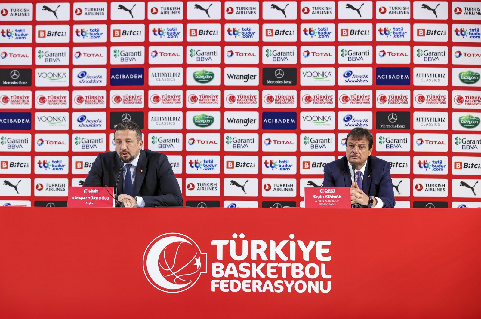 Turkish Basketball Federation (TBF) Chairperson Hidayet Türkoğlu (L) and newly-appointed coach Ergin Ataman speak during a press conference in Istanbul, Turkey, April 16, 2022. (AA Photo)