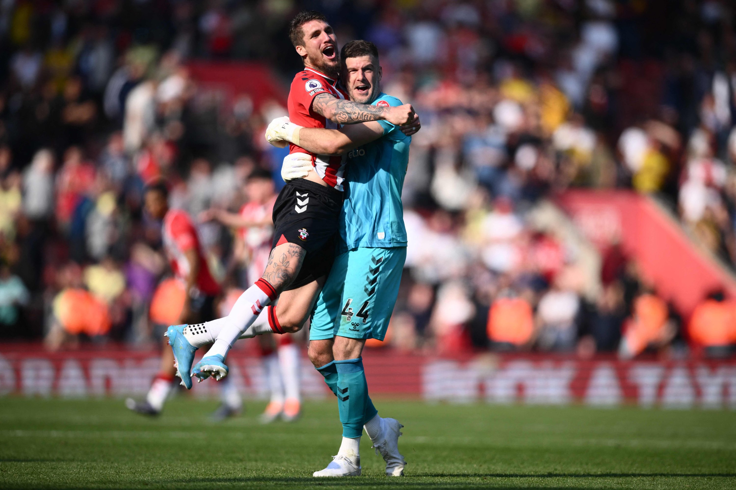 Pemain Southampton Lyanco (kiri) merayakan dengan rekan setimnya Fraser Forster setelah memenangkan pertandingan Liga Premier melawan Arsenal, Southampton, Inggris, 16 April 2022.