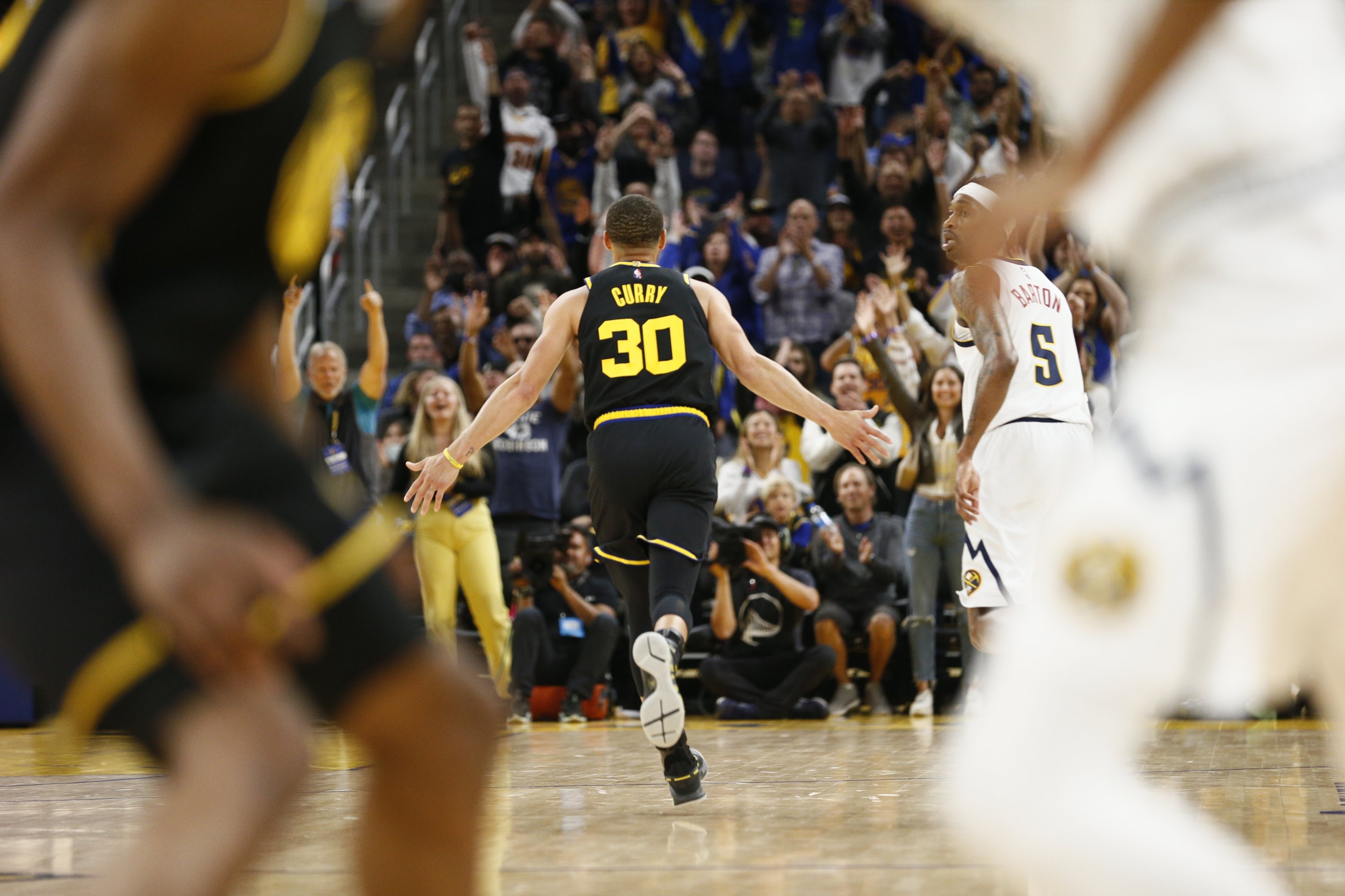 Golden State Warriors Stephen Curry (tengah) bereaksi setelah mencetak gol pada tembakan 3 poin dalam playoff NBA melawan Nuggets, San Francisco, AS, 16 April 2022. (AP Photo)