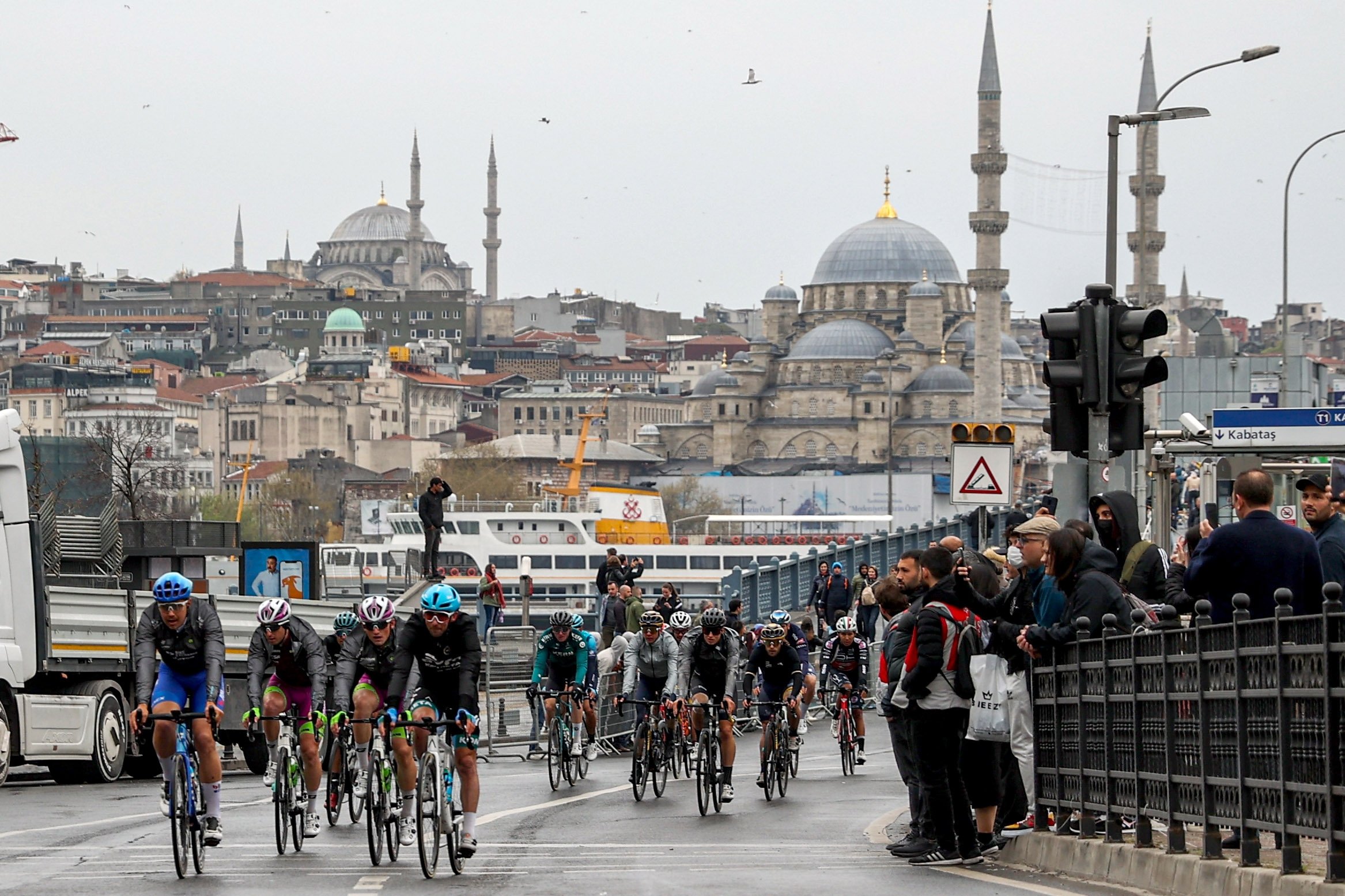 Pengendara sepeda melakukan tur Istanbul setelah tahap akhir Tour of Türkiye dibatalkan karena cuaca buruk dan kondisi jalan yang tidak aman, Istanbul, Turki, 17 April 2022. (AA Photo)