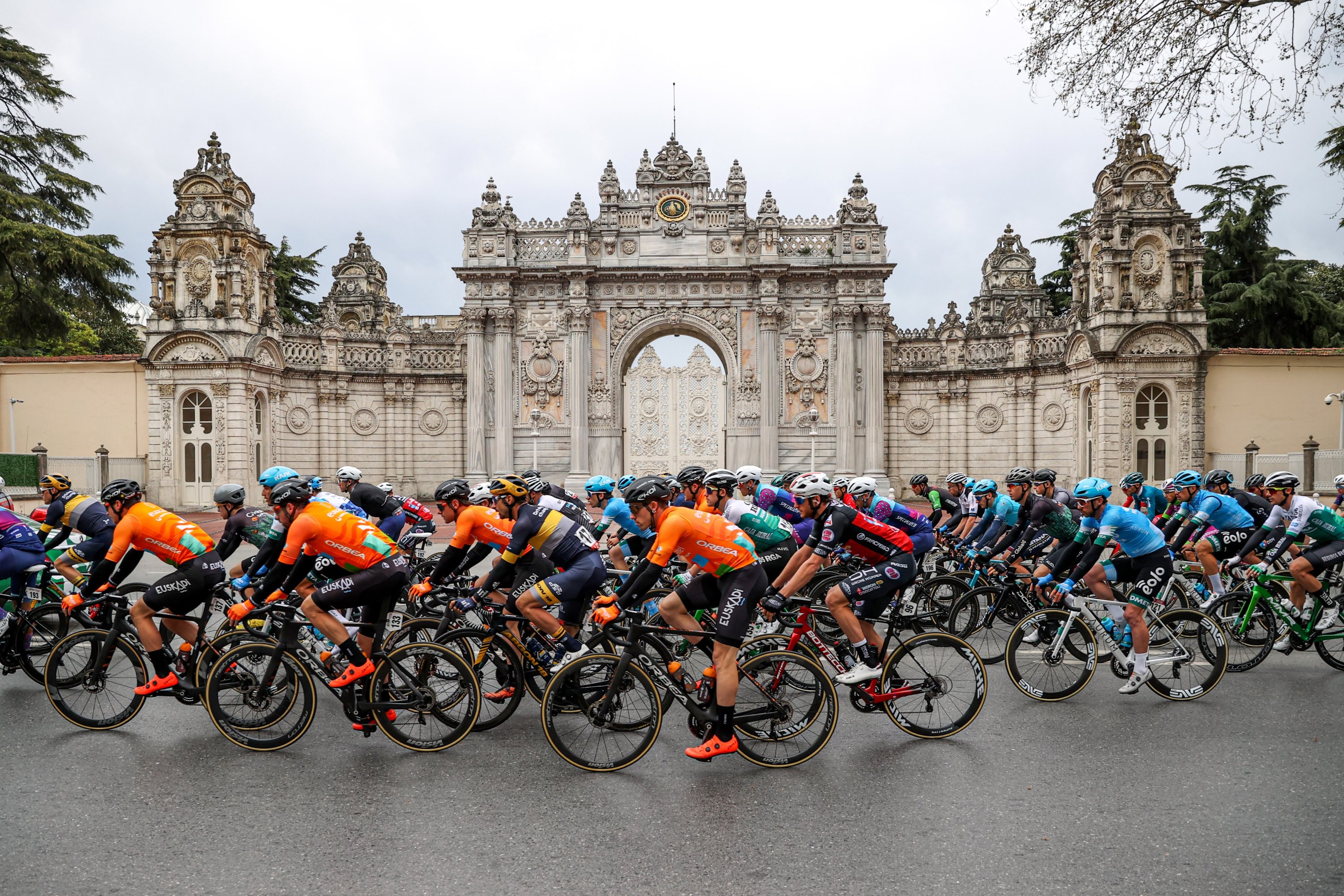 Pengendara sepeda melakukan tur Istanbul setelah tahap akhir Tour of Türkiye dibatalkan karena cuaca buruk dan kondisi jalan yang tidak aman, Istanbul, Turki, 17 April 2022. (AA Photo)