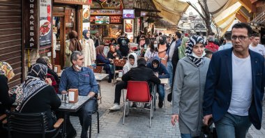 Muslims observing the holy month of Ramadan wait to end their fast in the evening in northwestern Bursa province, Turkey, April 9, 2022. (Reuters File Photo)