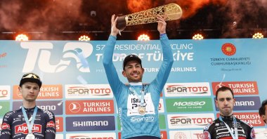 Patrick Bevin (C) celebrates winning the Tour of Türkiye, Istanbul, Turkey, April 17, 2022. (AA Photo)