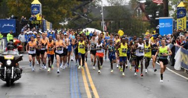 A group of runners at the start of the 2021 Boston Marathon, Boston, U.S., Oct 11, 2021. (Reuters Photo)