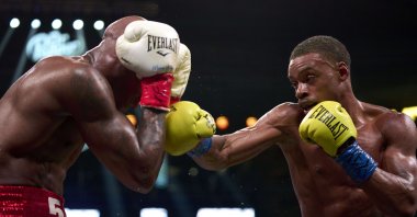 Errol Spence Jr. (R) fights Yordenis Ugas in Arlington, Texas, April 16, 2022. (AFP Photo)