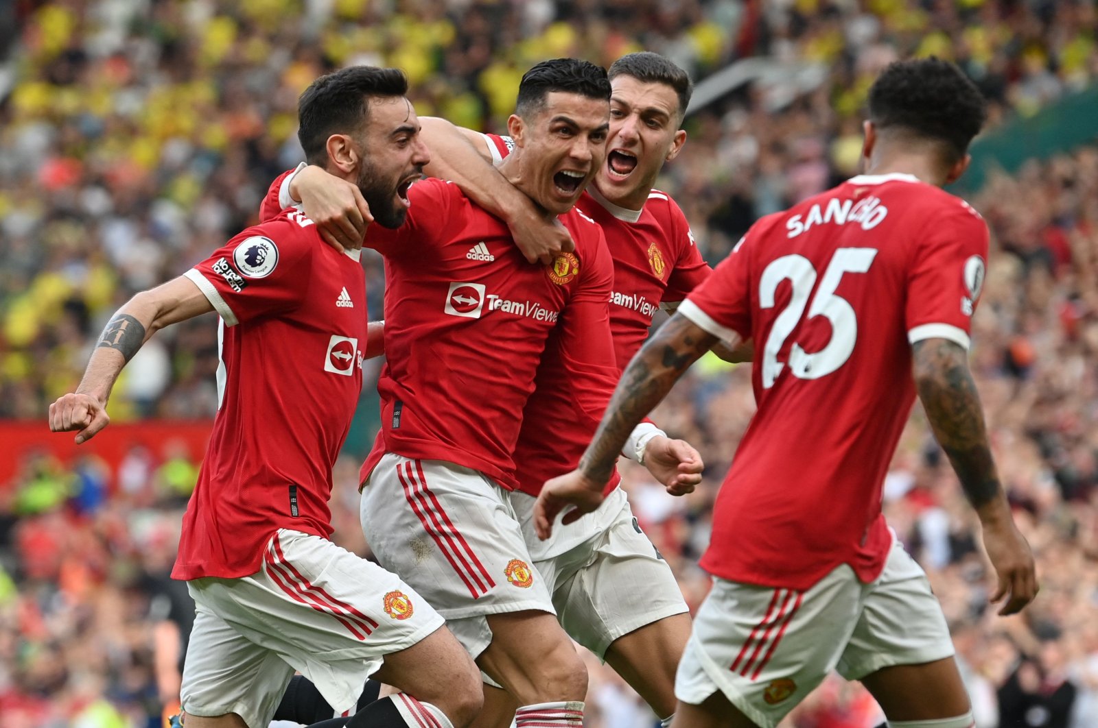Man Utd&#039;s Cristiano Ronaldo (C) celebrates with teammates after scoring in a Premier League match against Norwich City, Manchester, England, April 16, 2022. (AFP Photo)