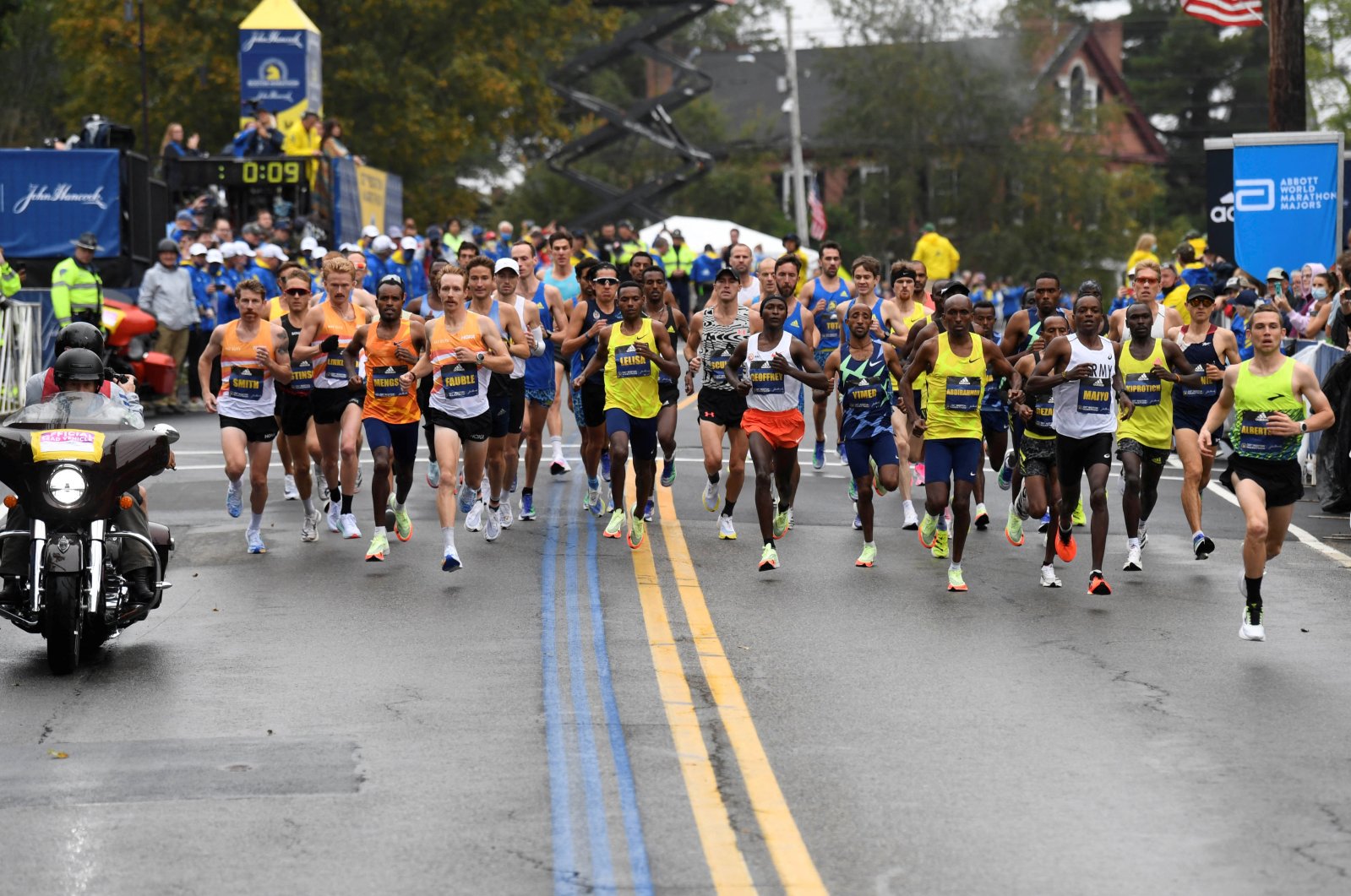A group of runners at the start of the 2021 Boston Marathon, Boston, U.S., Oct 11, 2021. (Reuters Photo)