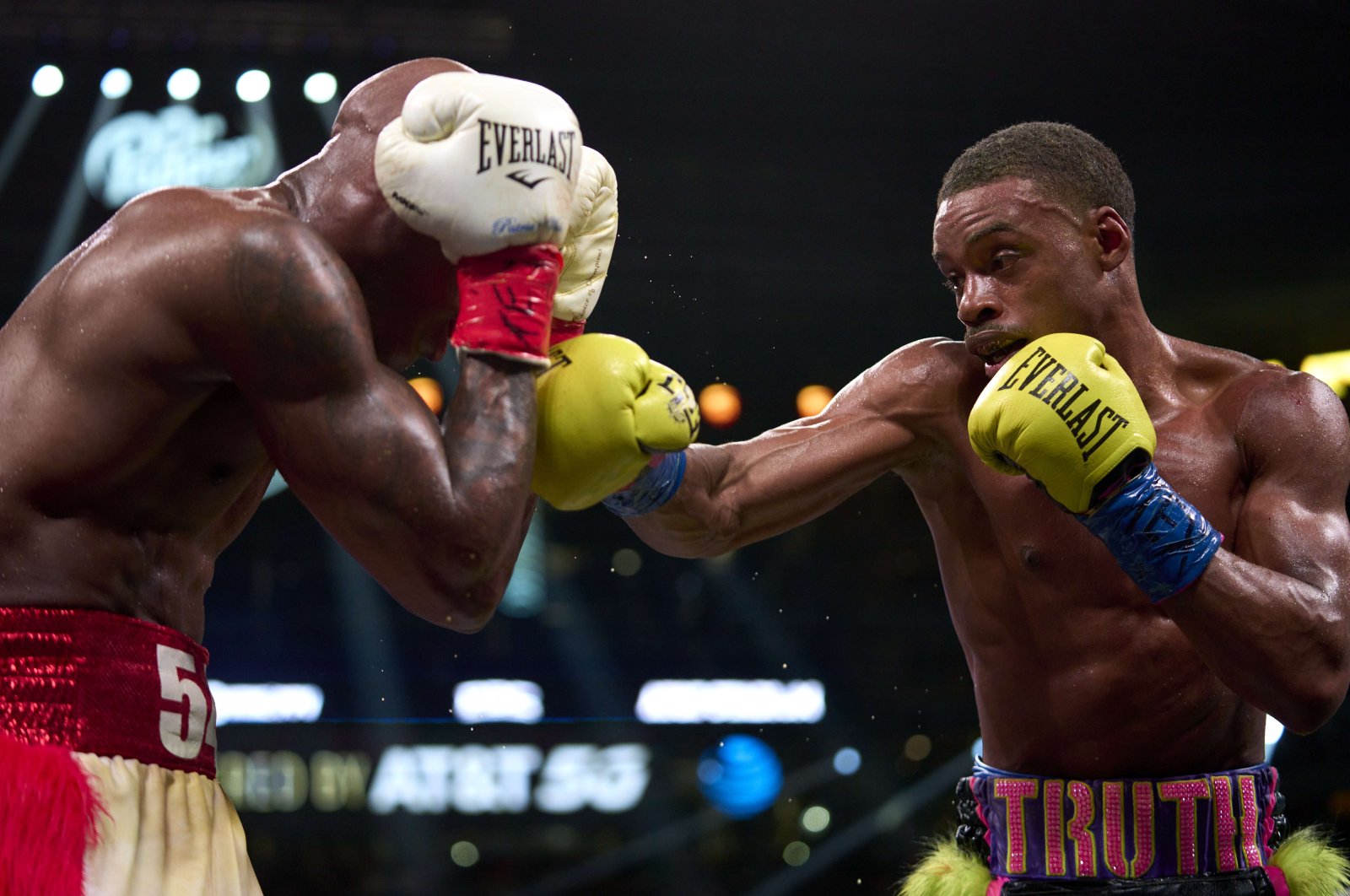 Errol Spence Jr. (R) fights Yordenis Ugas in Arlington, Texas, April 16, 2022. (AFP Photo)