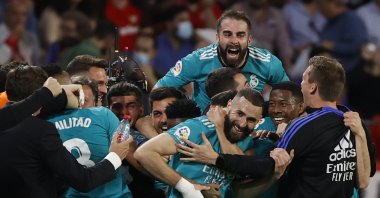 Real Madrid's striker Karim Benzema (C) celebrates his winning goal during a La Liga match against Sevilla, Seville, Spain, April 17, 2022. (EPA Photo)
