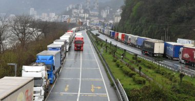 Trucks wait in line at the Sarp Customs Gate bordering Georgia in Artvin, northern Turkey, April 12, 2022. (AA Photo)