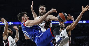 Efes&#039; Vasilije Micic (L) vies with Milan’s Luigi Datome (C) in a EuroLeague game, Istanbul, Turkey, March 24, 2022. (AA Photo)
