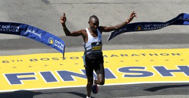 Kenya&#039;s Evans Chebet celebrates winning the elite men&#039;s race at Boston Marathon, Massachusetts, U.S., April 18, 2022. (Reuters Photo)