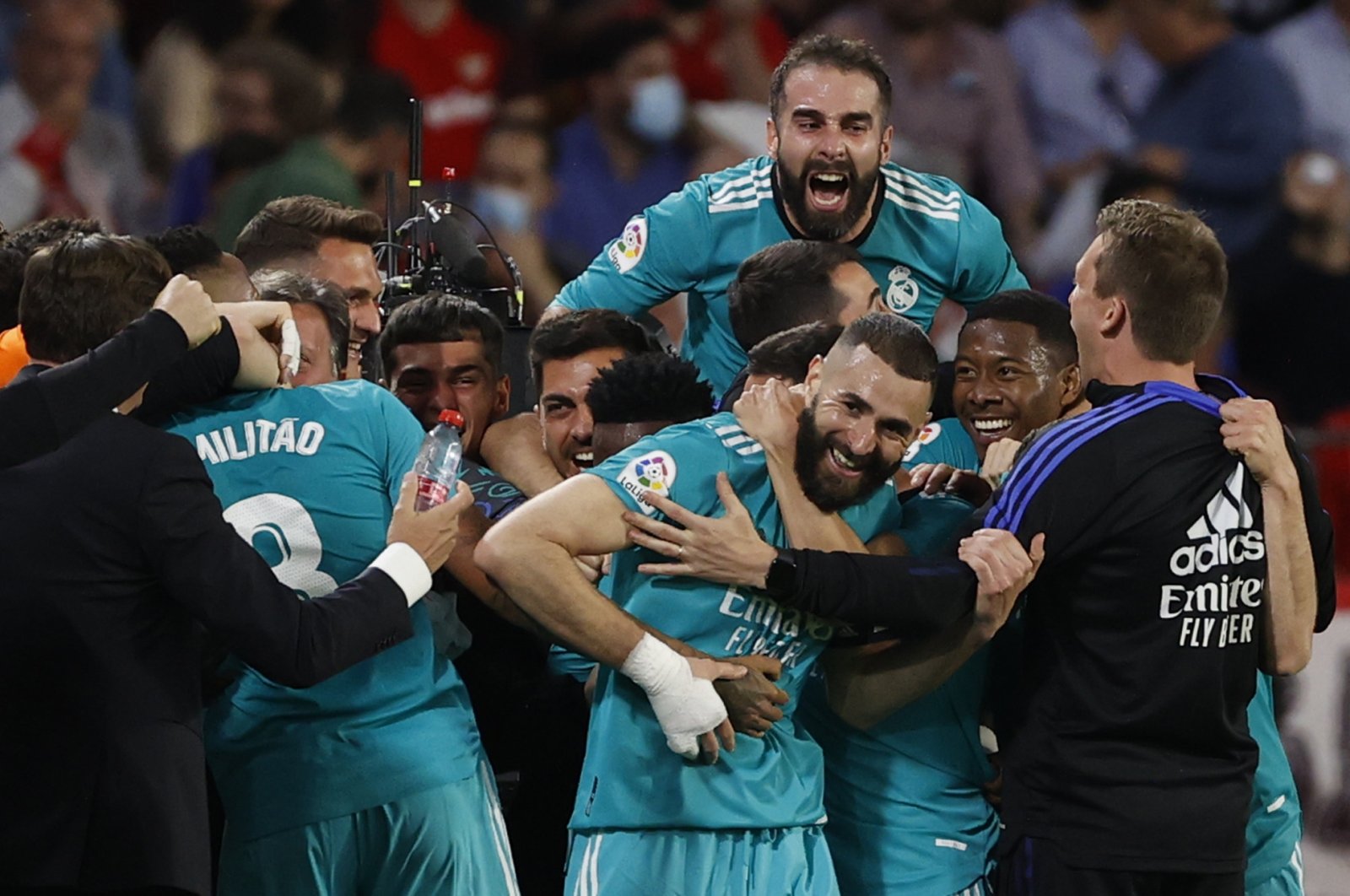 Real Madrid&#039;s striker Karim Benzema (C) celebrates his winning goal during a La Liga match against Sevilla, Seville, Spain, April 17, 2022. (EPA Photo)