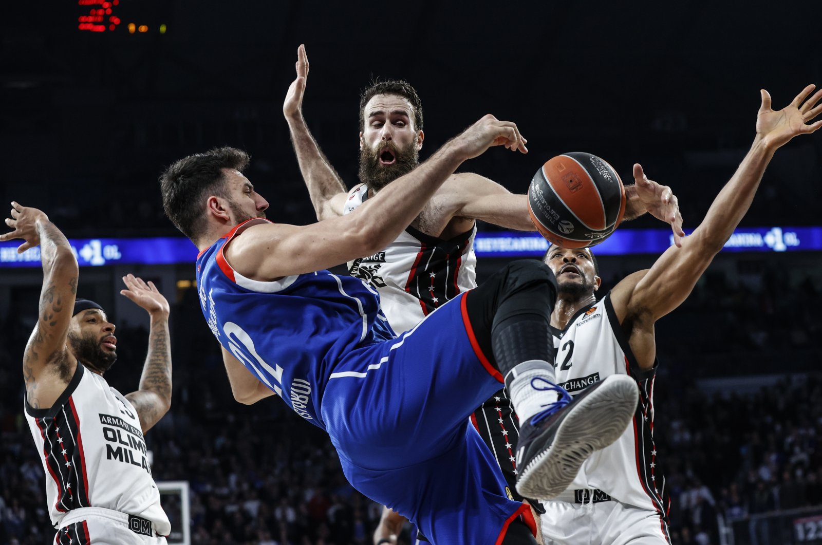 Efes&#039; Vasilije Micic (L) vies with Milan’s Luigi Datome (C) in a EuroLeague game, Istanbul, Turkey, March 24, 2022. (AA Photo)