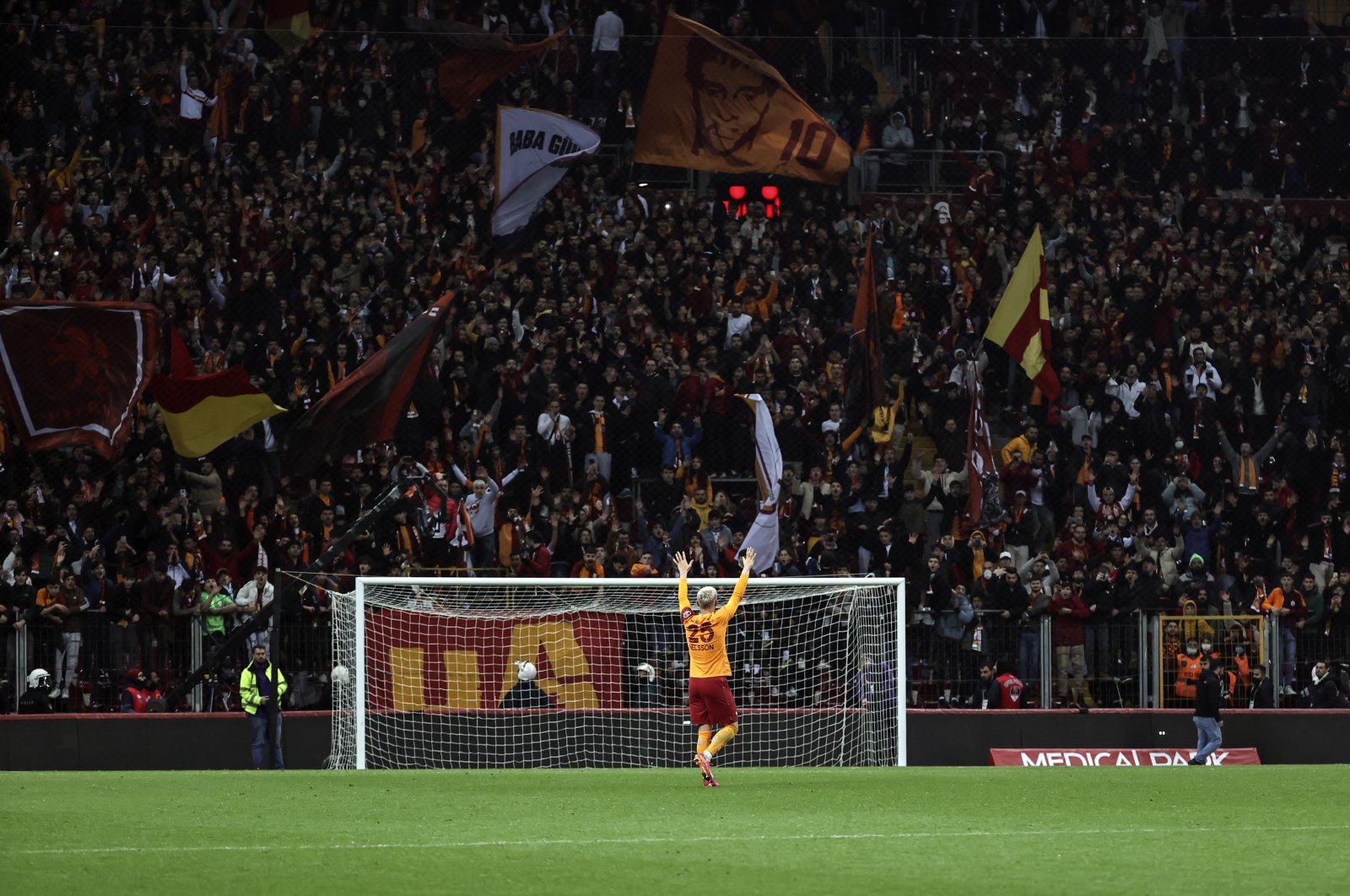 Galatasaray defender Victor Enok Nelsson, who excelled in the match with his performance, waves at fans after being applauded at the Lions&#039; Ali Sami Yen Sports Complex Nef Stadium on April 18, 2022. (AA Photo)