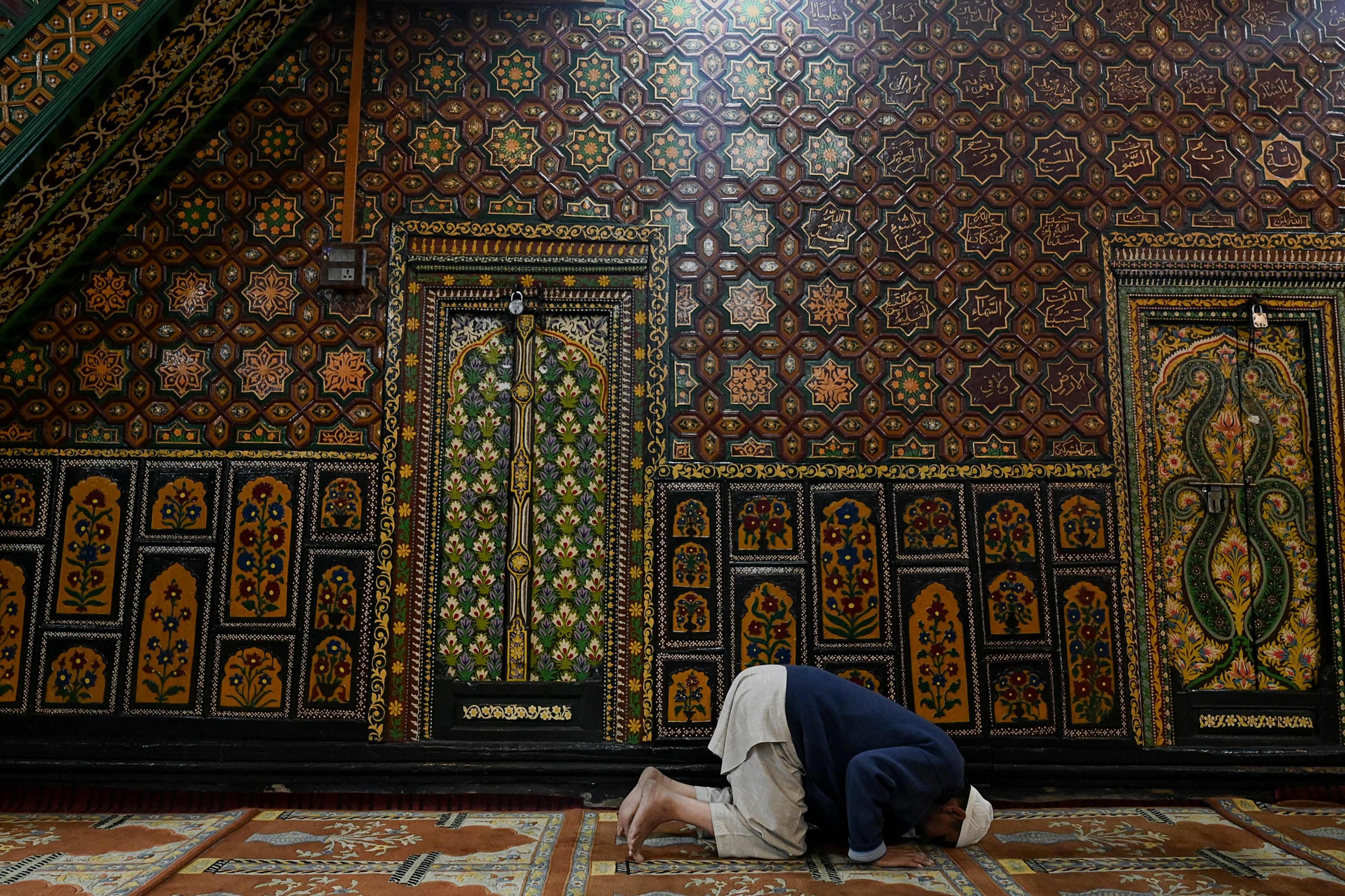 A Muslim devotee prays during the holy month of Ramadan at the Shah-i-Hamdan shrine in Srinagar, Kashmir, Apr. 13, 2022. (AFP)