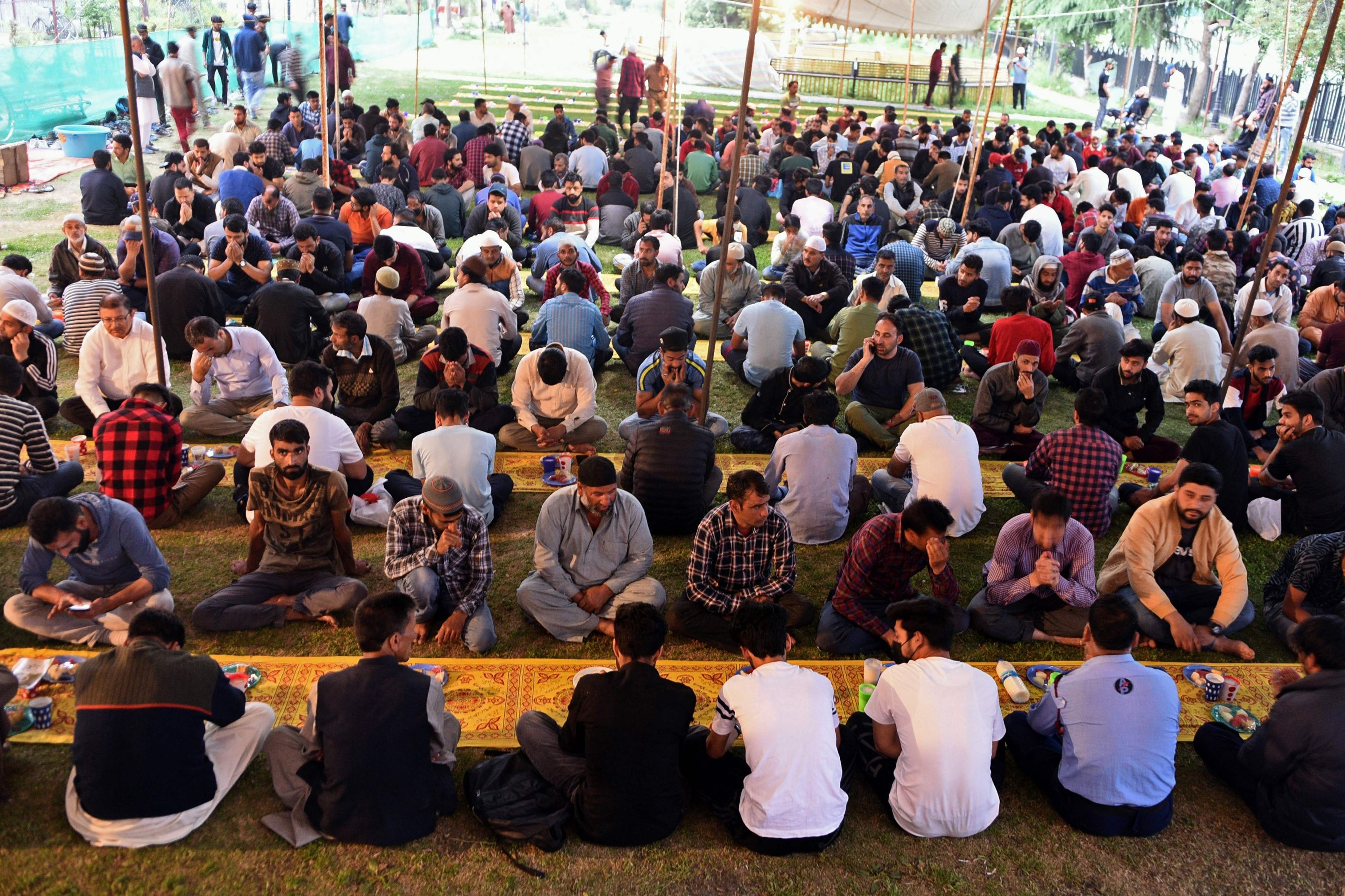 Muslim devotees prepare to break their fast at a mosque during the holy fasting month of Ramadan in Srinagar, Kashmir, Apr. 18, 2022. (AFP)