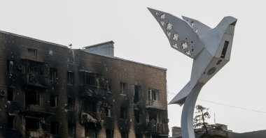 A view shows a lamp pole in the shape of a pigeon located in Freedom Square near a block of flats heavily damaged during the Russian invasion, in Mariupol, Ukraine, April 18, 2022. (Reuters Photo)