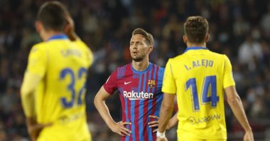 Barcelona's Luuk de Jong (C) looks dejected after a La Liga match, Barcelona, Spain, April 18, 2022. (Reuters Photo)