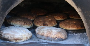 "Immigrant loaves" are baked in an oven, in Adana, Turkey, April 18, 2022. (AA Photo)