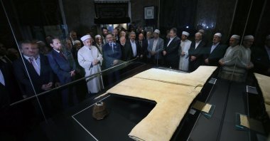 People visiting the cloak the last time it was on show to the public before the COVID-19 pandemic, Istanbul, Turkey, May 13, 2019. (AA Photo)