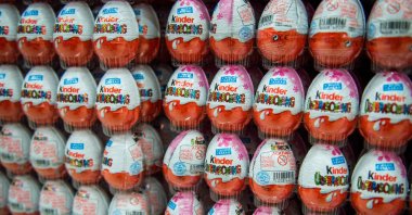 Kinder Eggs on display in a supermarket in Hanover, central Germany, Nov. 18, 2014. (AFP Photo)