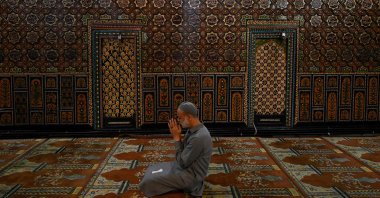 A Muslim devotee prays during the holy month of Ramadan at the Shah-i-Hamdan shrine in Srinagar, Kashmir, Apr. 13, 2022. (AFP)