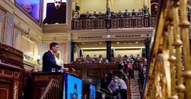 Spain's Prime Minister Pedro Sanchez delivers a speech as Ukrainian President Volodymyr Zelenskyy appears on a screen to address the lower house by videoconference, at the Spanish parliament in Madrid, Spain, April 5, 2022. (AFP Photo)
