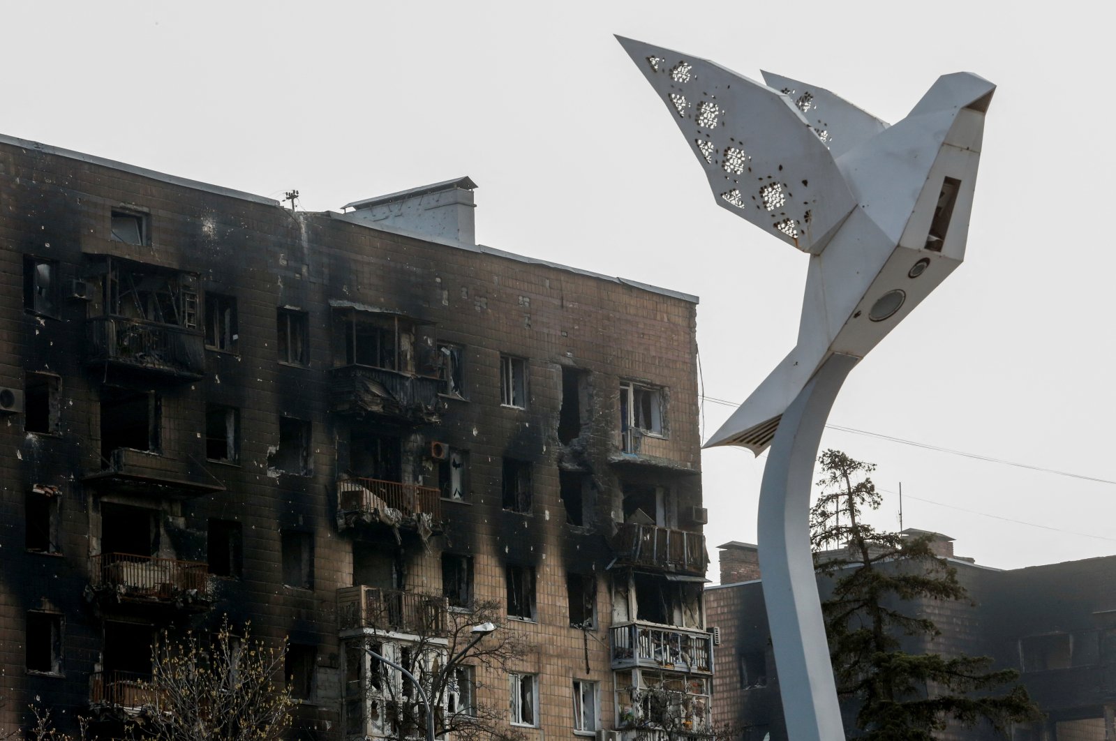 A view shows a lamp pole in the shape of a pigeon located in Freedom Square near a block of flats heavily damaged during the Russian invasion, in Mariupol, Ukraine, April 18, 2022. (Reuters Photo)