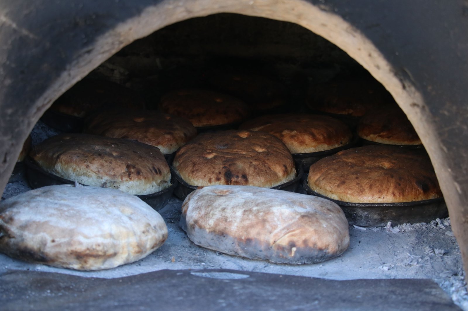 "Immigrant loaves" are baked in an oven, in Adana, Turkey, April 18, 2022. (AA Photo)