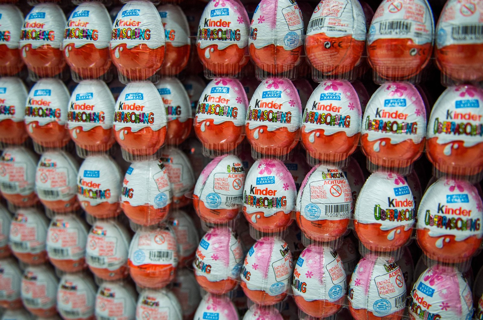 Kinder Eggs on display in a supermarket in Hanover, central Germany, Nov. 18, 2014. (AFP Photo)