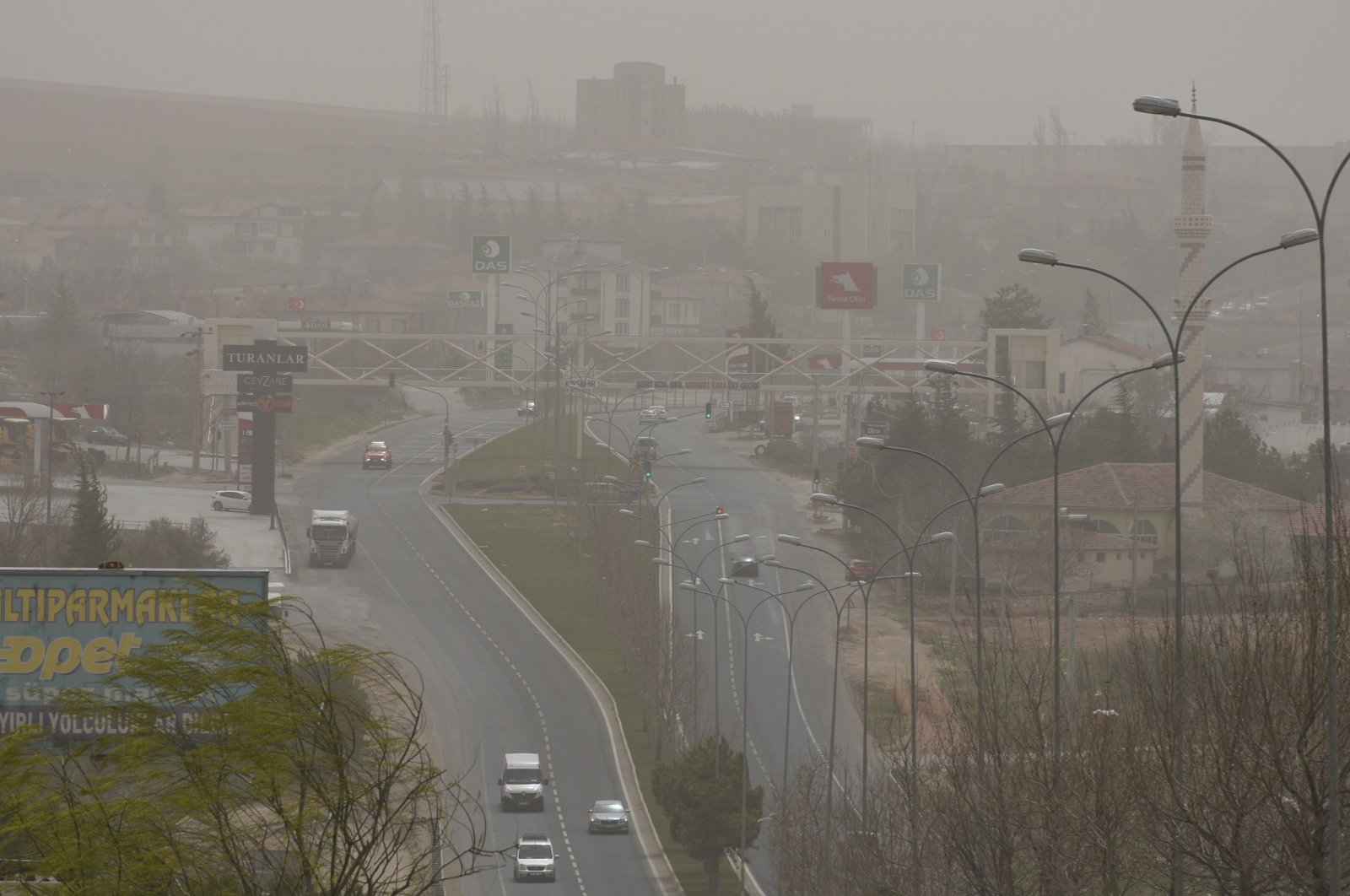 A view of the city under dusty air, in Kırşehir, central Turkey, April 18, 2022. (AA PHOTO)