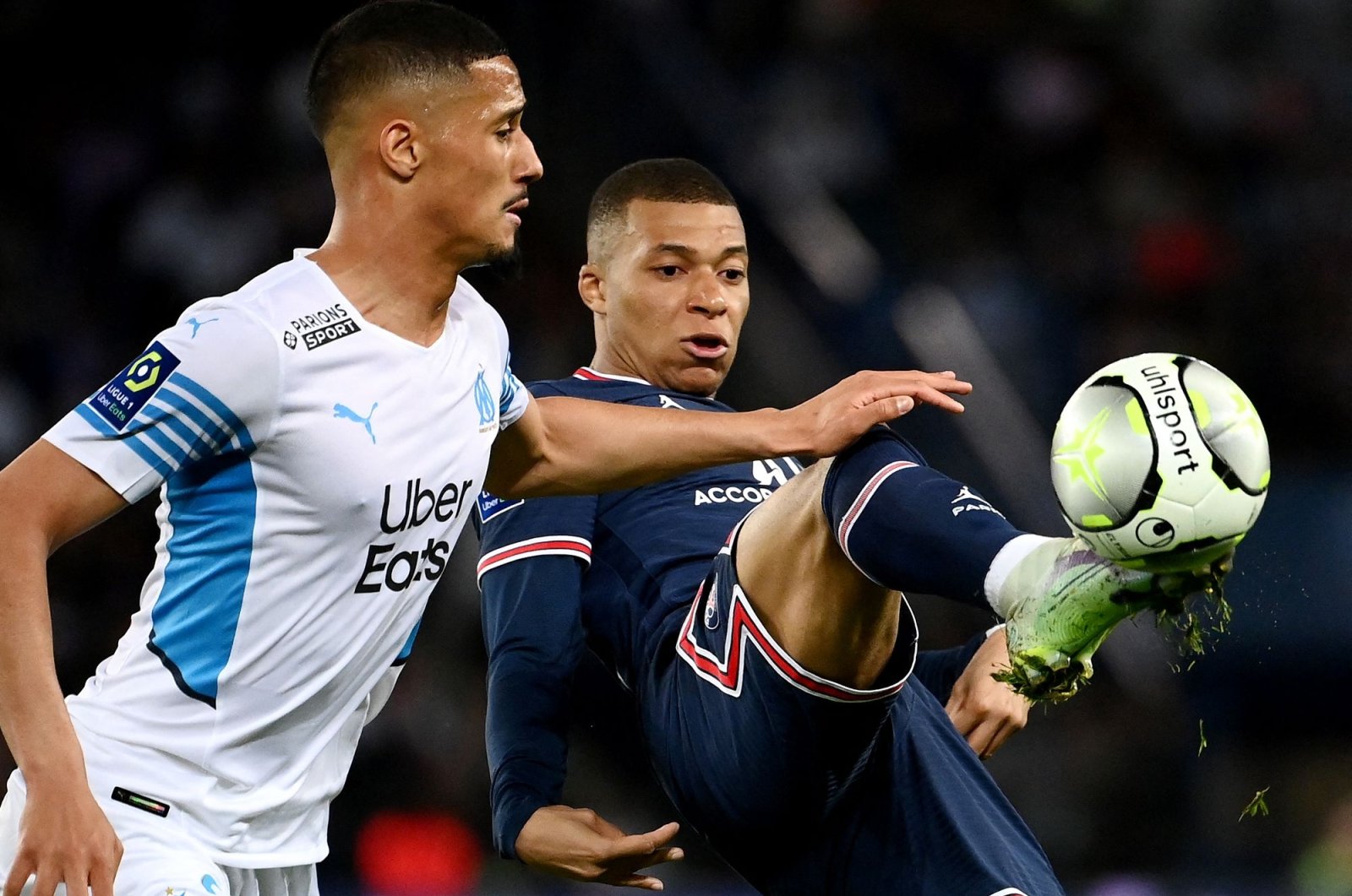 PSG&#039;s Kylian Mbappe (R) controls the ball next to Marseille&#039;s French William Saliba during a Ligue 1 match, Paris, France, April 17, 2022. (AFP Photo)