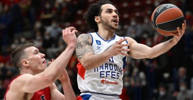 Efes&#039; Shane Larkin (R) goes to the basket against Milan&#039;s Kabel Tarczewski during a EuroLeague playoff game, Milan, Italy, April 19, 2022. (EPA Photo)