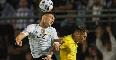 Argentina&#039;s Lisandro Martinez (L) and Brazil&#039;s Raphinha vie for the ball in a FIFA World Cup qualifier, San Juan, Argentina, Nov. 16, 2021. (AP Photo)