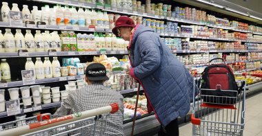 People shop at a SPAR (Eurospar) store in Moscow, Russia, April 13, 2022. (EPA Photo)