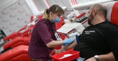 Territorial defense force soldiers and firefighters in Kyiv donate blood in a hospital, as the number of casualties in the Russia-Ukraine war continues to rise. Kyiv, Ukraine, March 9, 2022. (AFP File Photo)