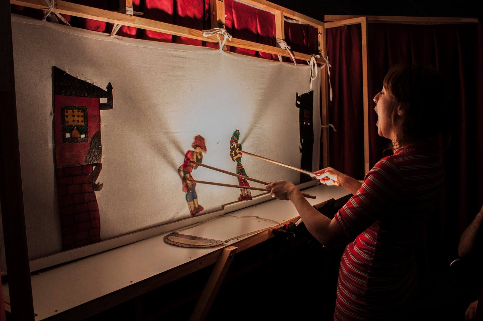 Ada Burke performs a shadow play with the characters Karagöz and Hacivat. (Courtesy of YEE London)