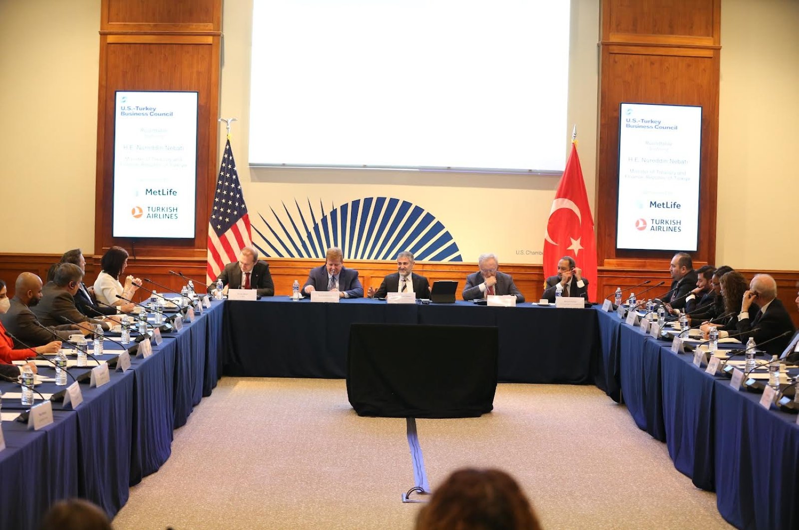 Türk maliye bakanı, Ukrayna G20 toplantısına hakim olurken en iyi ABD şirketleriyle bir araya geldi