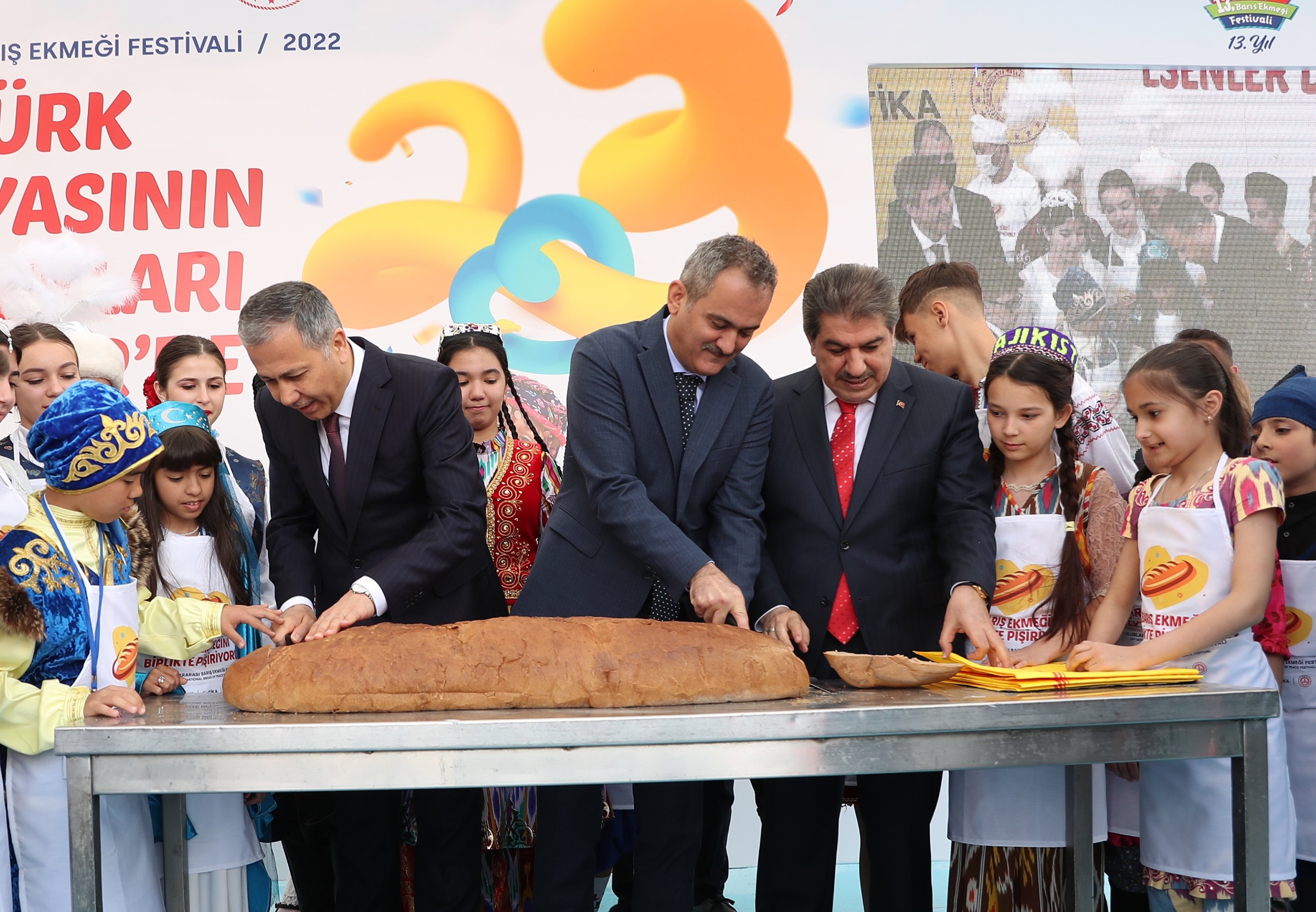 Children of the world bake ‘peace bread’ in Istanbul 