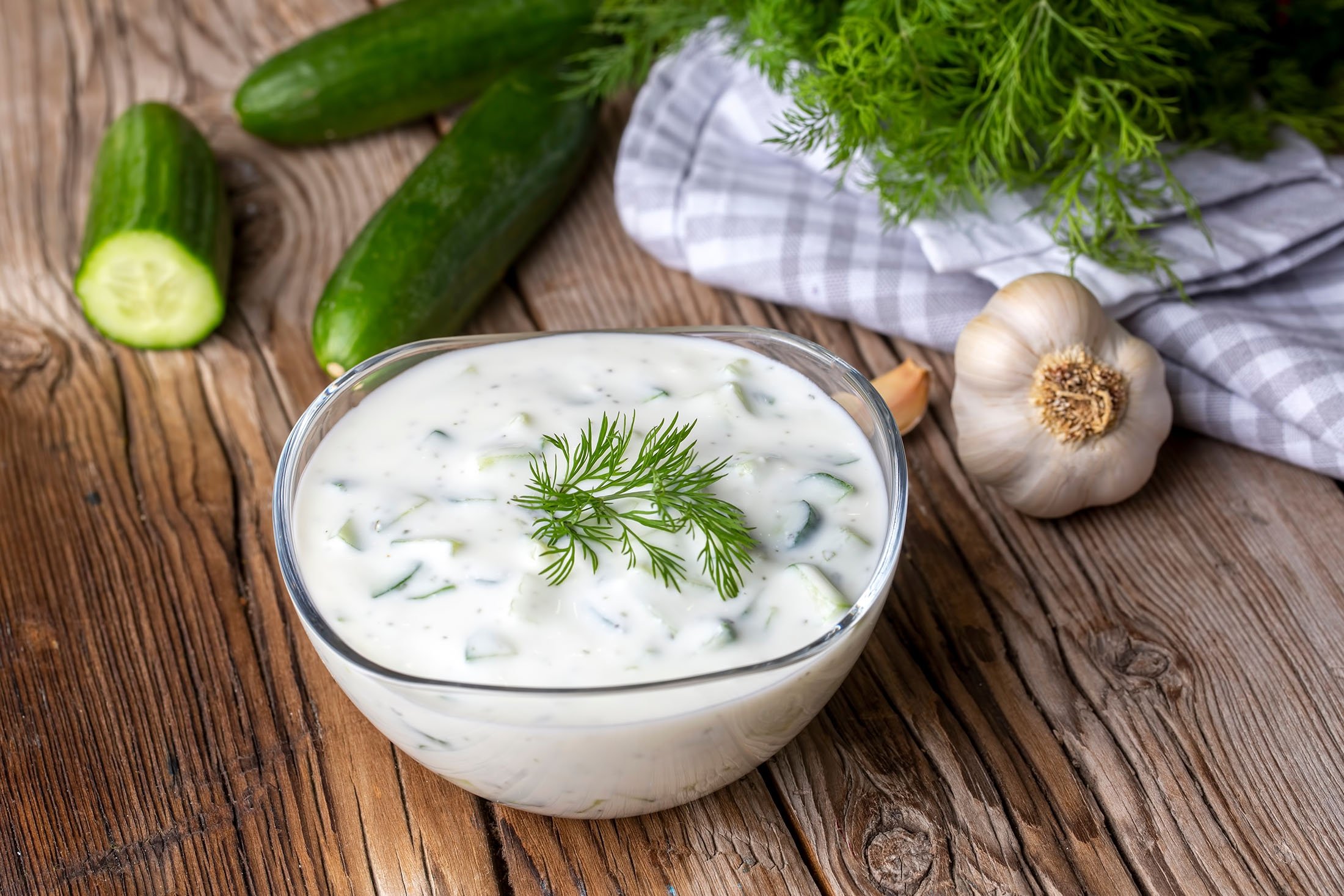 Cacık is prepared with yogurt, salt, water, olive oil, crushed garlic, chopped cucumbers and mint. (Shutterstock Photo)