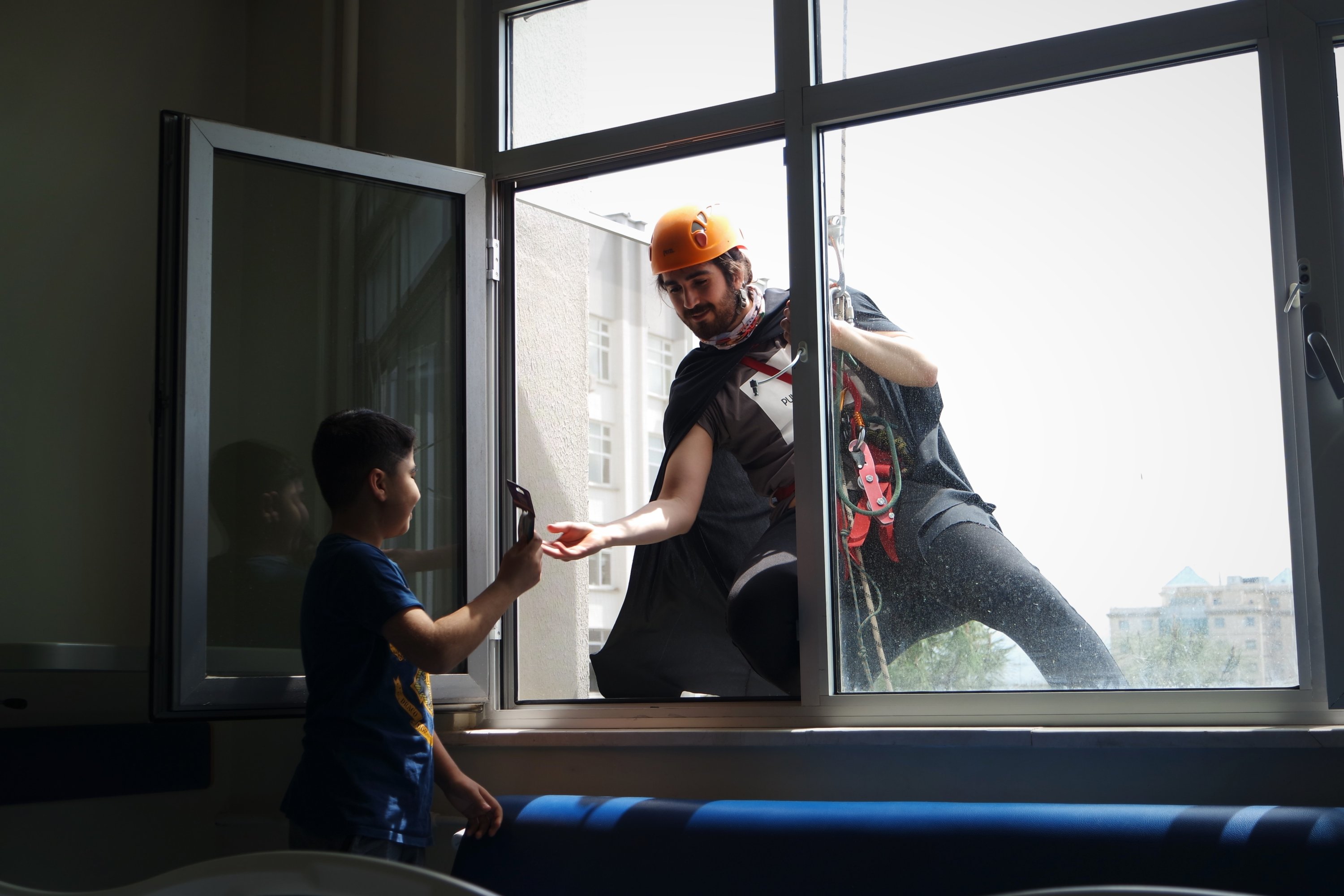 Turkish ‘superheroes’ rappel down hospital for children 