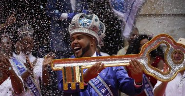 King Momo (the symbol of carnival) Wilson Dias da Costa Neto holds the keys to the city of Rio during the official opening ceremony, Rio de Janeiro, Brazil, April 20, 2022. (EPA Photo)